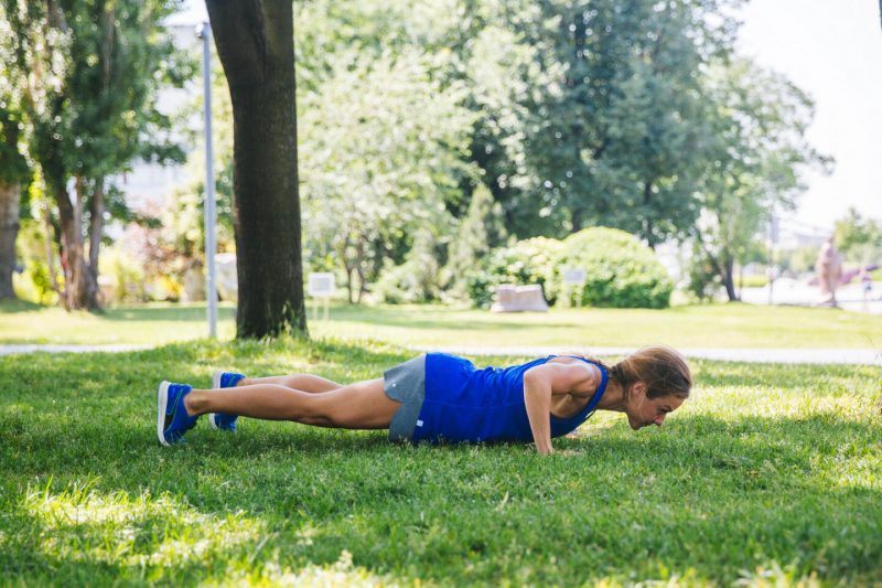 5 эффективных упражнений для красивых плеч и рук. Изображение номер 1