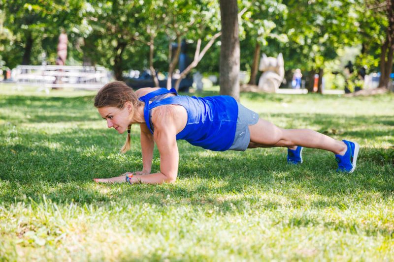 5 эффективных упражнений для красивых плеч и рук. Изображение номер 5