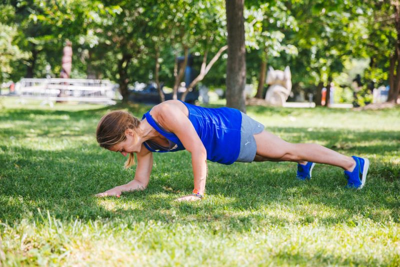 5 эффективных упражнений для красивых плеч и рук. Изображение номер 7