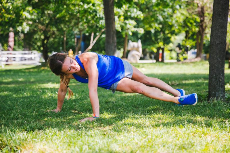 5 эффективных упражнений для красивых плеч и рук. Изображение номер 9