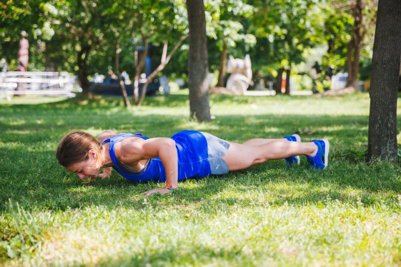 5 эффективных упражнений для красивых плеч и рук. Изображение номер 10