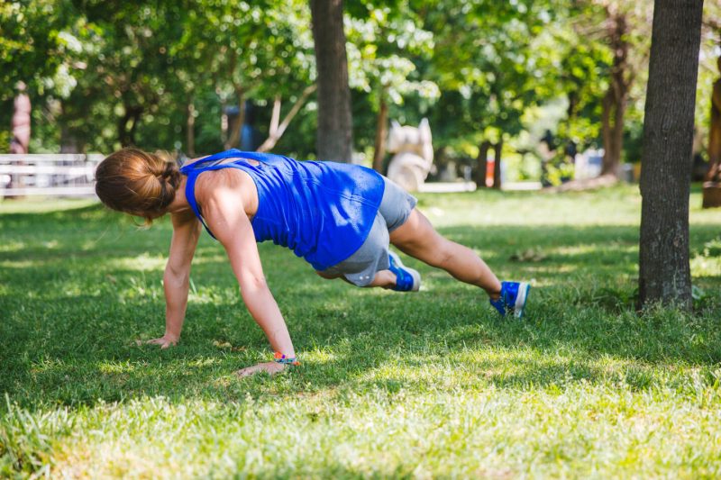 5 эффективных упражнений для красивых плеч и рук. Изображение номер 11