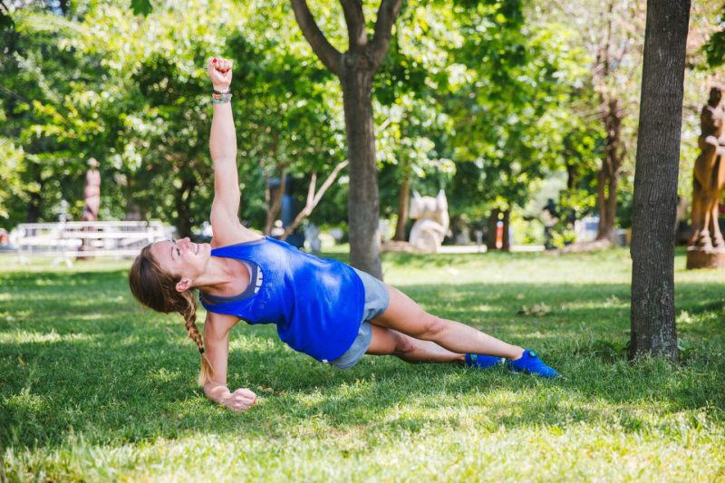 5 эффективных упражнений для красивых плеч и рук. Изображение номер 12