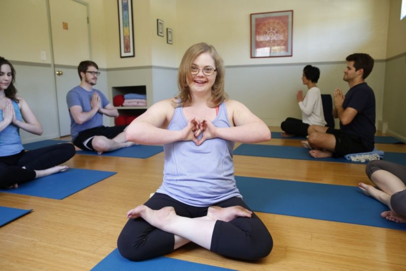 Инклюзивная среда: как девушка с синдромом Дауна преподаёт йогу. Изображение номер 2