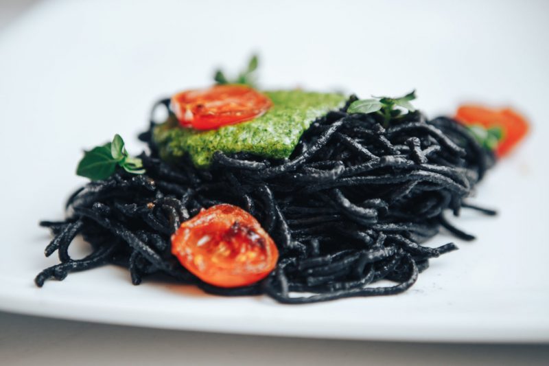Изображение рецепта Чёрные спагетти с зелёным песто и черри с бальзамико