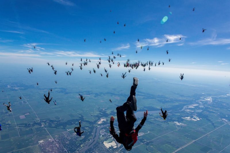 164 парашютиста установили вертикальный мировой рекорд. Изображение номер 3
