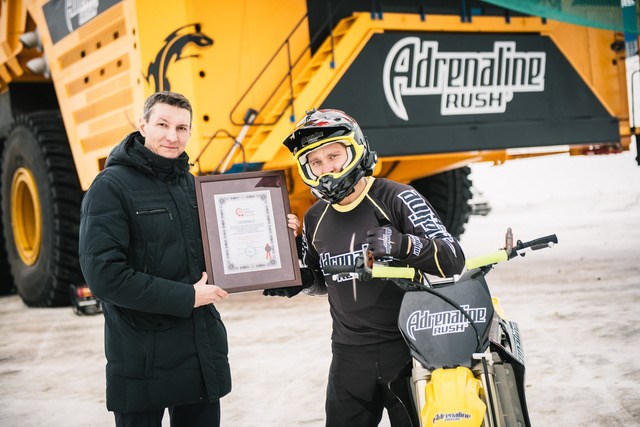 Владимир Ярыгин установил мировой рекорд, прыгнув на мотоцикле с одного БелАЗа на другой. Изображение номер 1