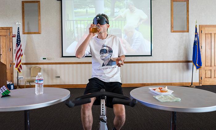 Шахматист Тимур Гареев одновременно сыграл на 48 досках с закрытыми глазами, крутя педали велотренажёра. Изображение номер 2