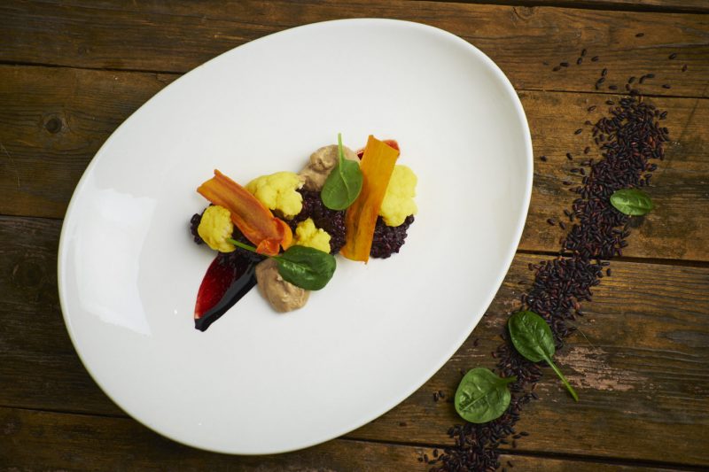 Изображение рецепта Рис «Венере» с жёлтой капустой, грибным кетчупом и хрустящей морковью