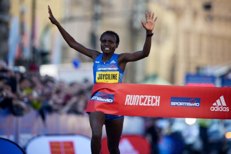 Кенийка установила новый мировой рекорд в полумарафоне. Изображение номер 1