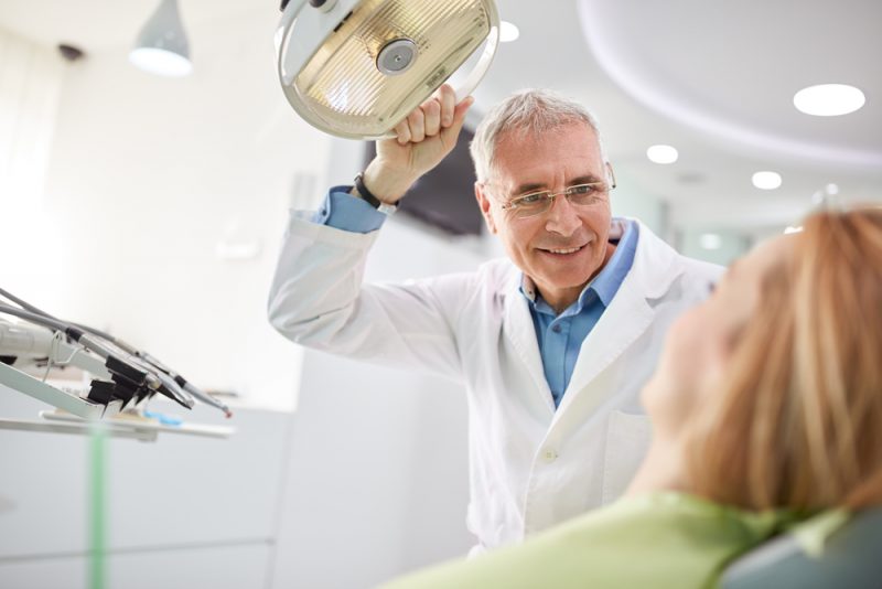 5 стоматологических процедур, которые помогут обрести белоснежную улыбку за один день. Изображение номер 3