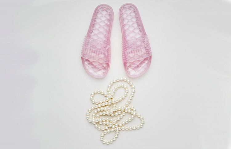 Рианна представила новые шлёпанцы совместно с Puma. Изображение номер 1