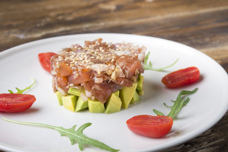 Изображение рецепта Тартар из лосося, томата и авокадо с яйцом пашот