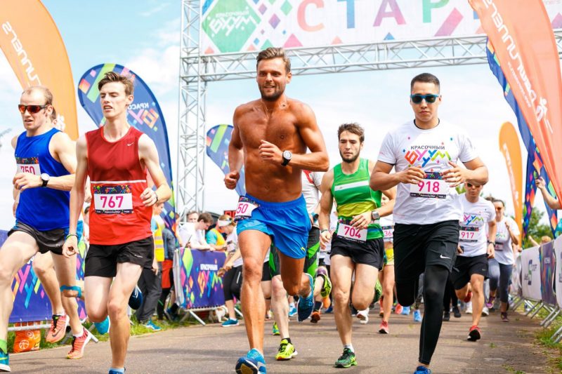 В Москве прошёл ежегодный забег «Красочный бууум». Изображение номер 1