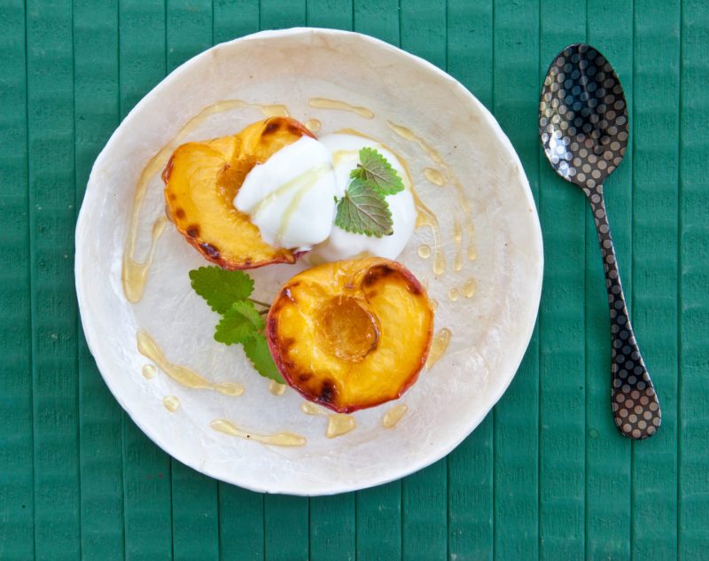 Изображение рецепта Персики на гриле с йогуртом и мёдом