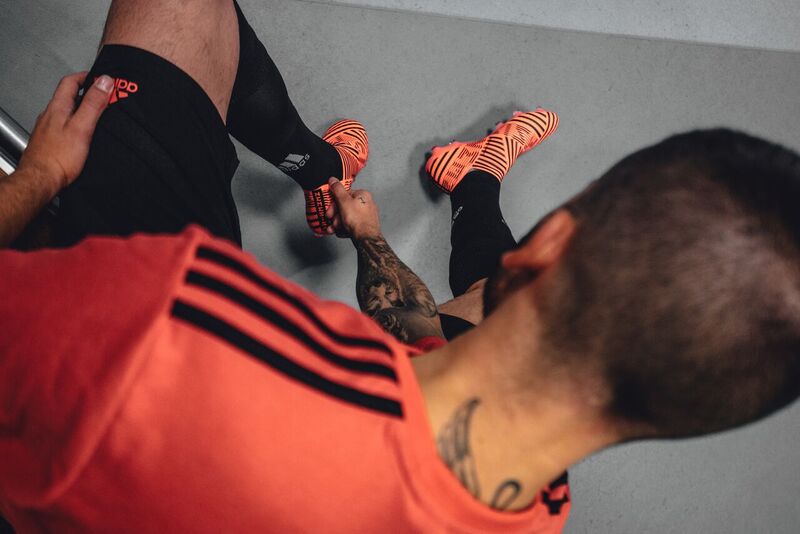 adidas представил три модели футбольных бутс в новой расцветке Pyro Storm. Изображение номер 3