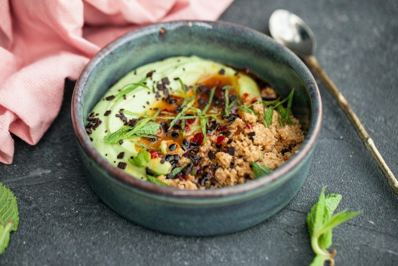Изображение рецепта Мусс из авокадо с соусом чили-маракуйя и миндалём