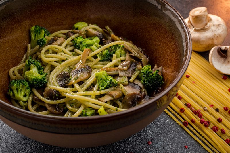 Изображение рецепта Спагетти с брокколи, шампиньонами и соусом песто