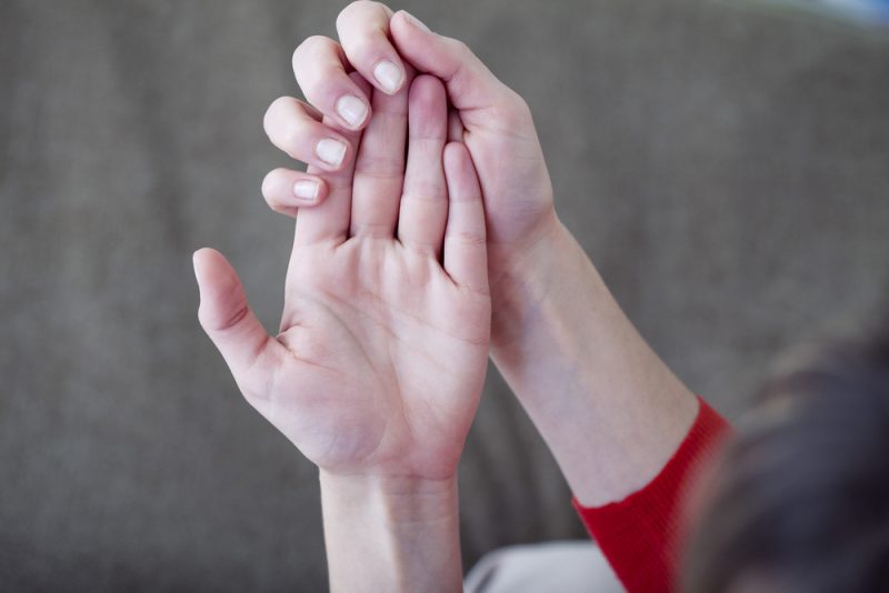 Почему пальцы на руках всегда холодные: основные причины и способы устранения