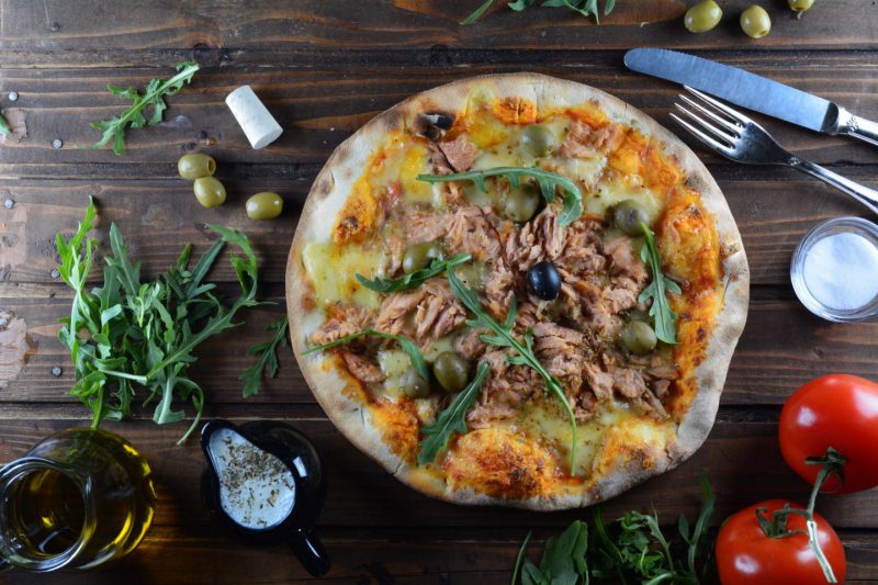Изображение рецепта Мини-пицца с тунцом, оливками и рукколой