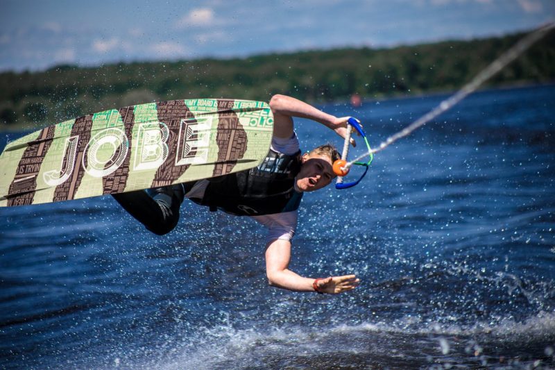 В Тверской области прошёл фестиваль экстремальных водных видов спорта и музыки «Русская волна». Изображение номер 1
