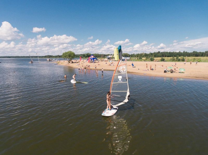 Roxy проведёт серию бесплатных мастер-классов по виндсёрфингу, йоге и функциональным тренировкам. Изображение номер 2