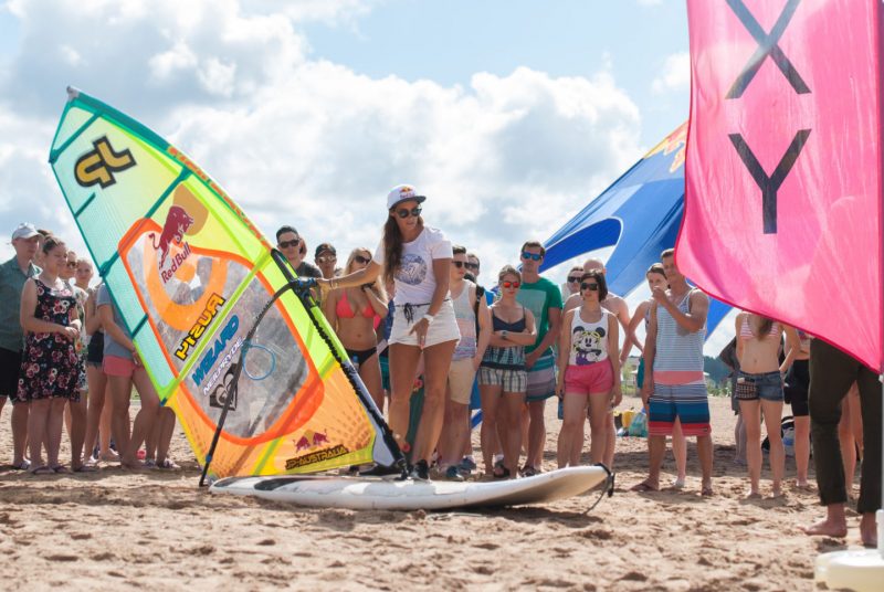 Roxy проведёт серию бесплатных мастер-классов по виндсёрфингу, йоге и функциональным тренировкам. Изображение номер 1