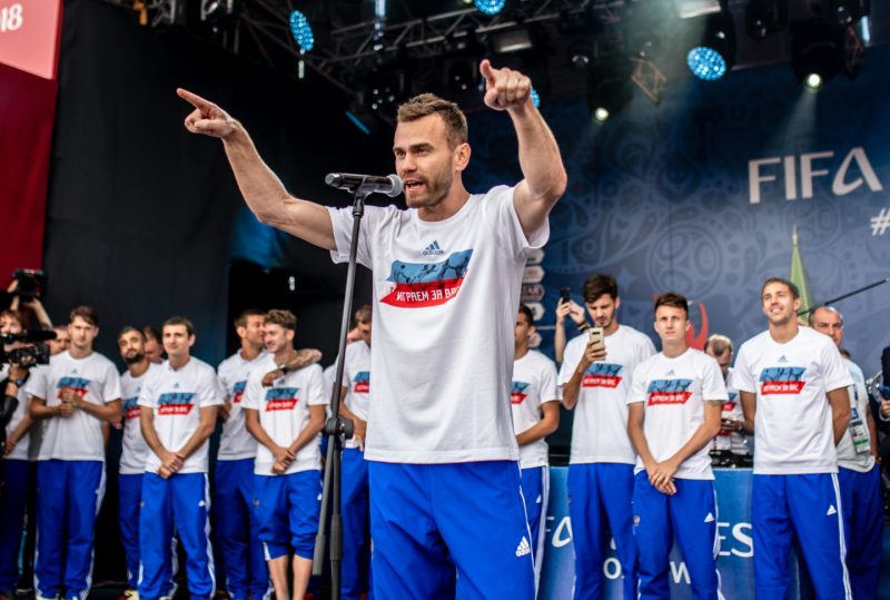 adidas представил лимитированную коллекцию футболок «Играем за вас». Изображение номер 2