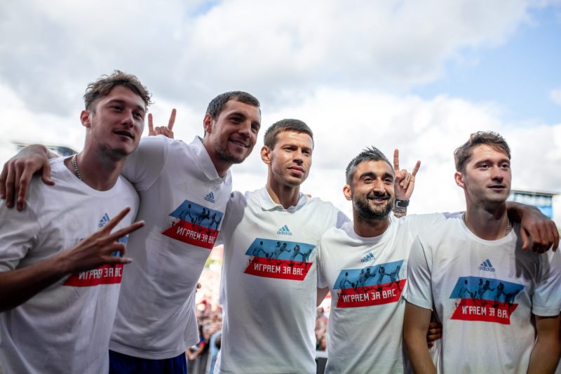 adidas представил лимитированную коллекцию футболок «Играем за вас». Изображение номер 3