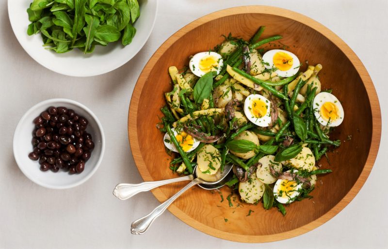Изображение рецепта Тёплый салат с молодым картофелем, зелёным горошком и яйцами