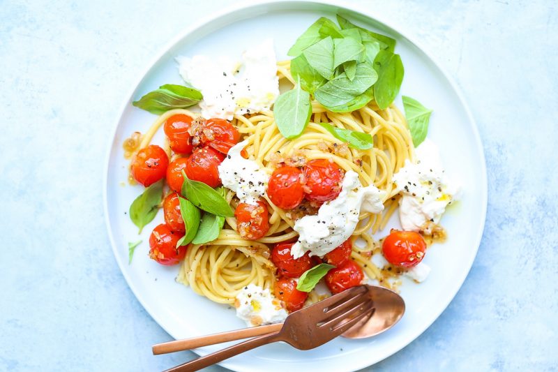 Спагетти с запеченной фетой и помидорами черри