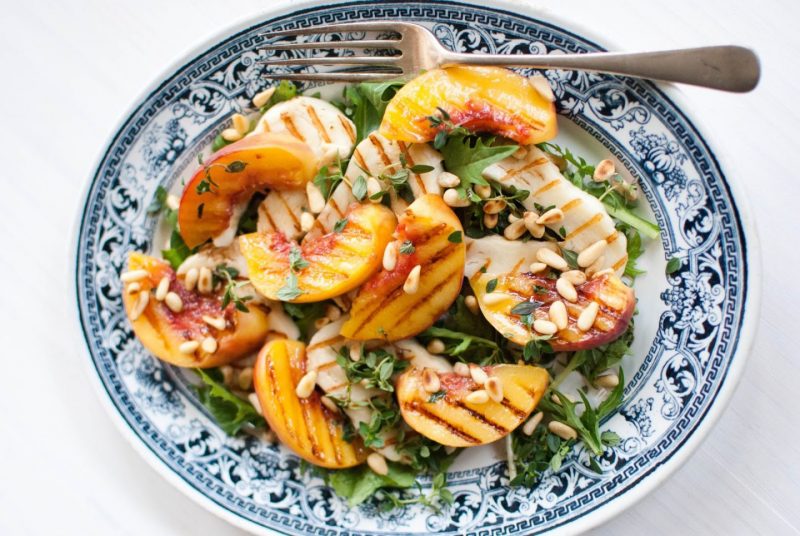 Изображение рецепта Салат с халлуми и персиками