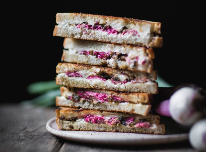 Изображение рецепта Сэндвичи с ревенём, сыром и карамелизованным луком