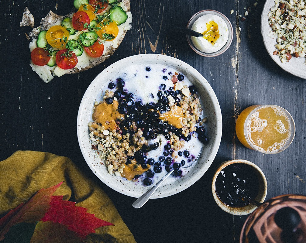 Шведский завтрак: гречневая каша с черникой и пряностями - The-Challenger.ru