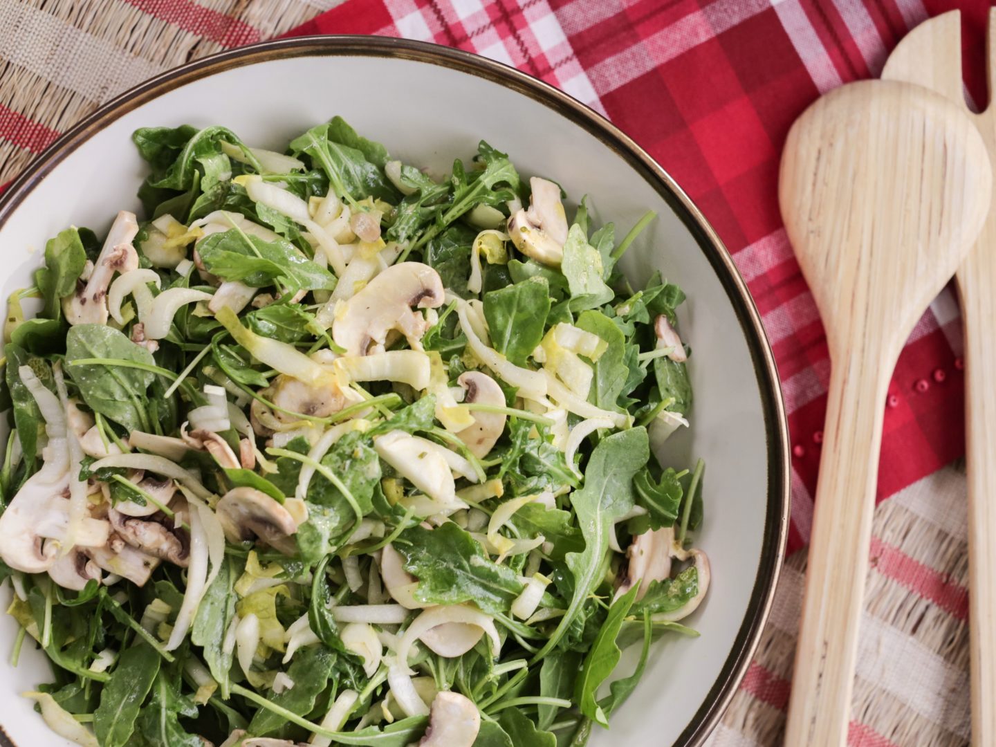 Салат с рукколой и грибами — лёгкий, быстрый и вкусный рецепт