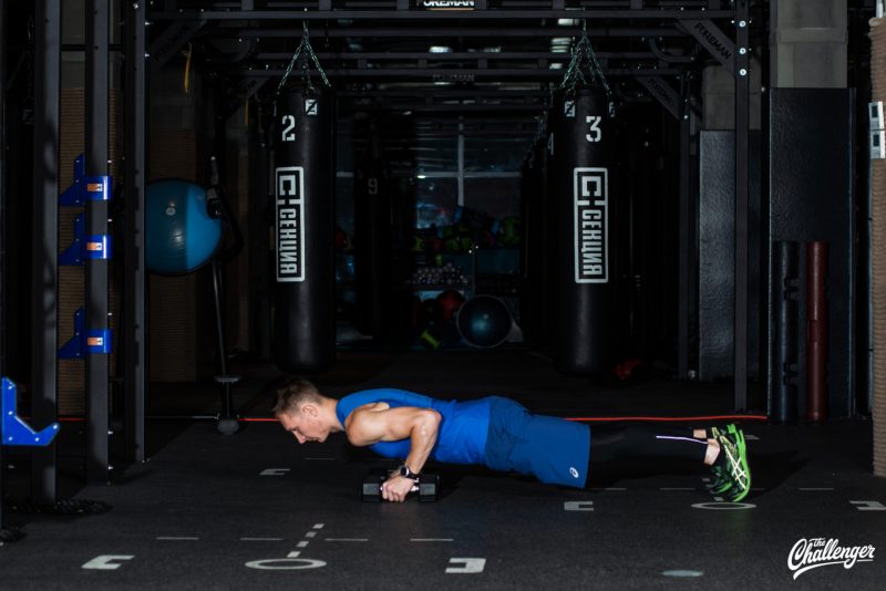 Подкачать верхнюю часть тела: 8 упражнений с гантелями. Изображение номер 7