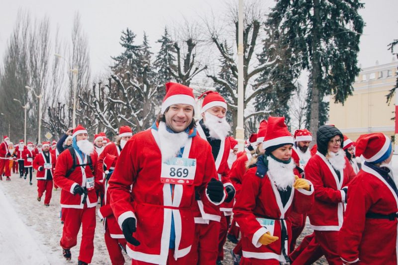 На ВДНХ прошёл благотворительный забег Дедов Морозов в поддержку фонда «Вера». Изображение номер 3