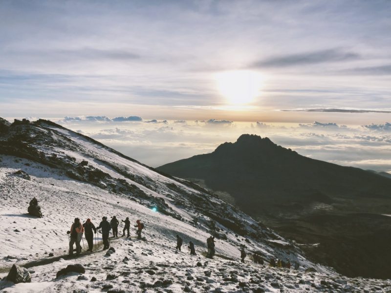 «Настоящий ядерный взрыв в небе». Как взойти на вершину Килиманджаро и заодно увидеть самый красивый рассвет в своей жизни. Изображение номер 8
