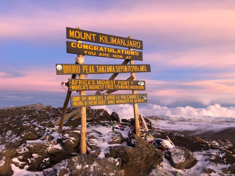 «Настоящий ядерный взрыв в небе». Как взойти на вершину Килиманджаро и заодно увидеть самый красивый рассвет в своей жизни. Изображение номер 4