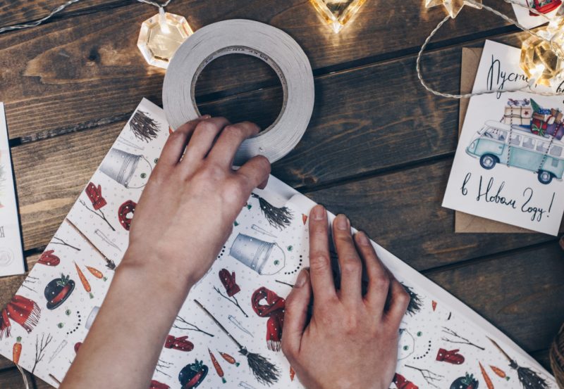 Как упаковать подарок (подробная инструкция с фотографиями). Изображение номер 15