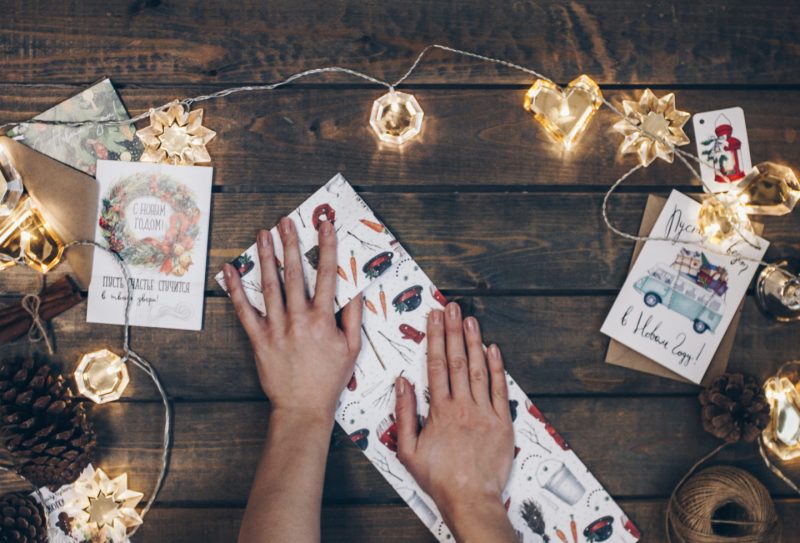 Как упаковать подарок (подробная инструкция с фотографиями). Изображение номер 23