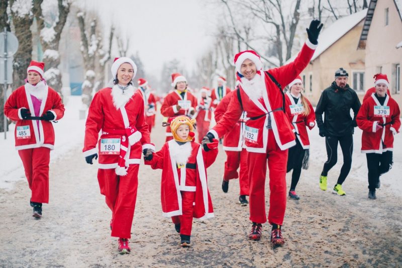 На ВДНХ прошёл благотворительный забег Дедов Морозов в поддержку фонда «Вера». Изображение номер 2