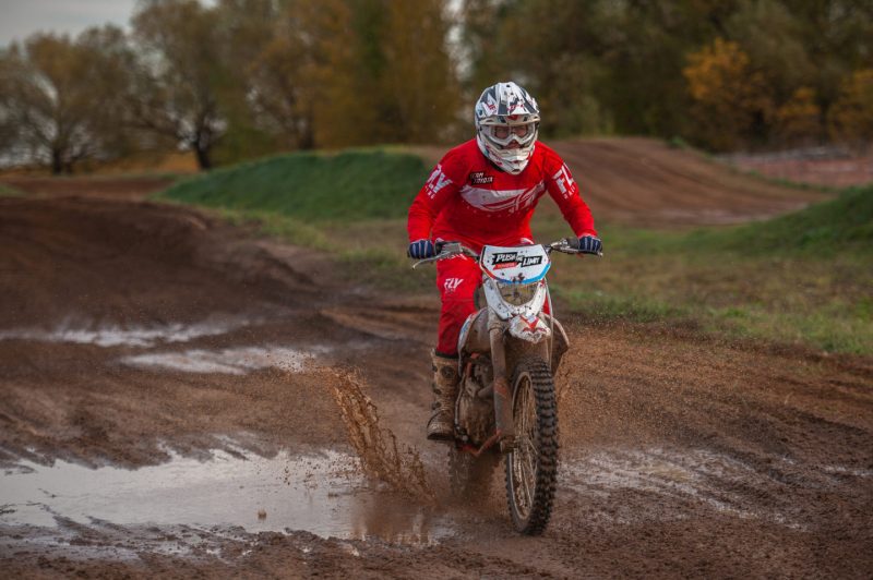 На что способны чемпионы: сноубордистка Алёна Заварзина учится кататься на мотоцикле. Изображение номер 4