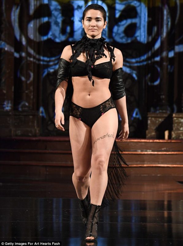 Женщины с раком груди прошли по подиуму на Нью-Йоркской неделе моды. Изображение номер 5