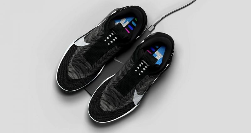 Новые самошнурующиеся кроссовки Nike перестали работать у их владельцев. Изображение номер 1