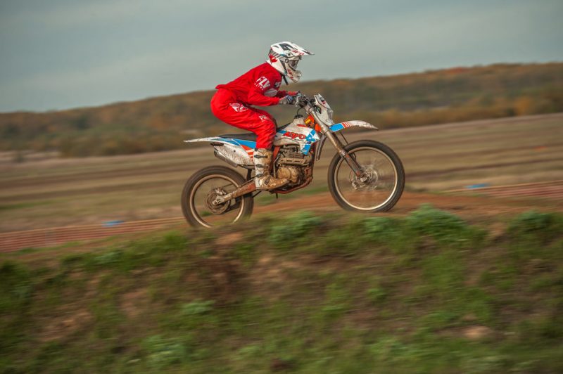 На что способны чемпионы: сноубордистка Алёна Заварзина учится кататься на мотоцикле. Изображение номер 5