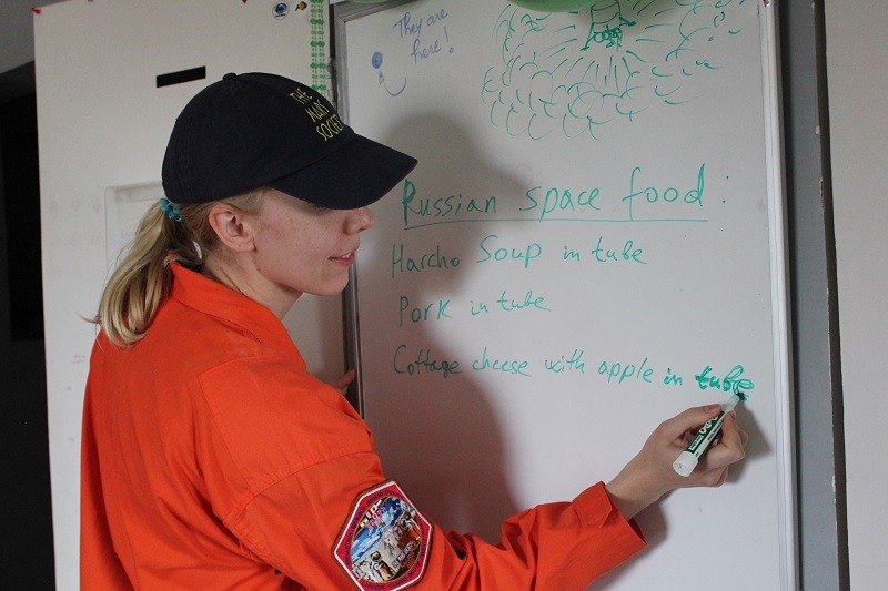 «В космосе нет политики»: 10 вопросов к девушке, которая «полетит» на Луну. Изображение номер 4