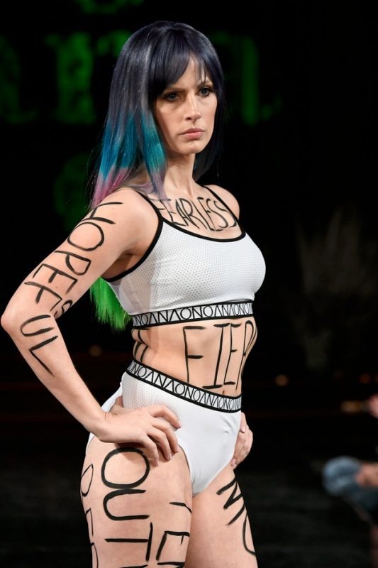 Женщины с раком груди прошли по подиуму на Нью-Йоркской неделе моды. Изображение номер 6