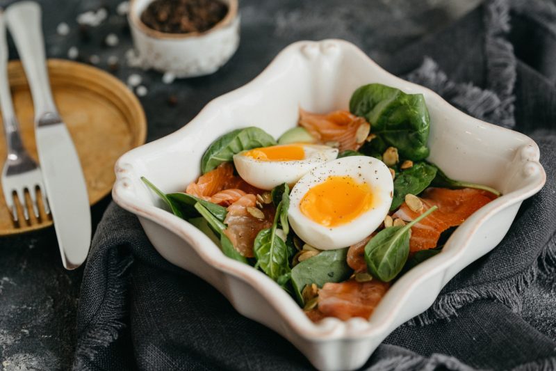 Изображение рецепта Салат с яйцом, шпинатом и лососем