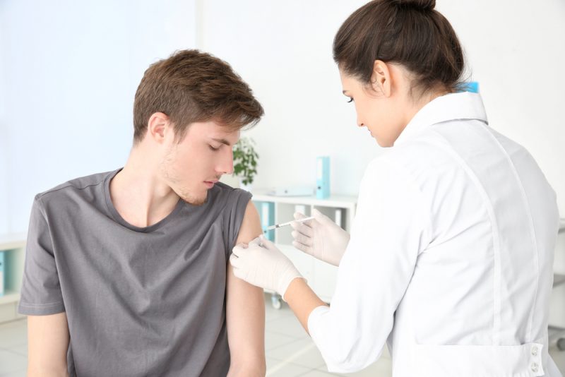 В США подросток сделал прививки вопреки желанию родителей. Изображение номер 2